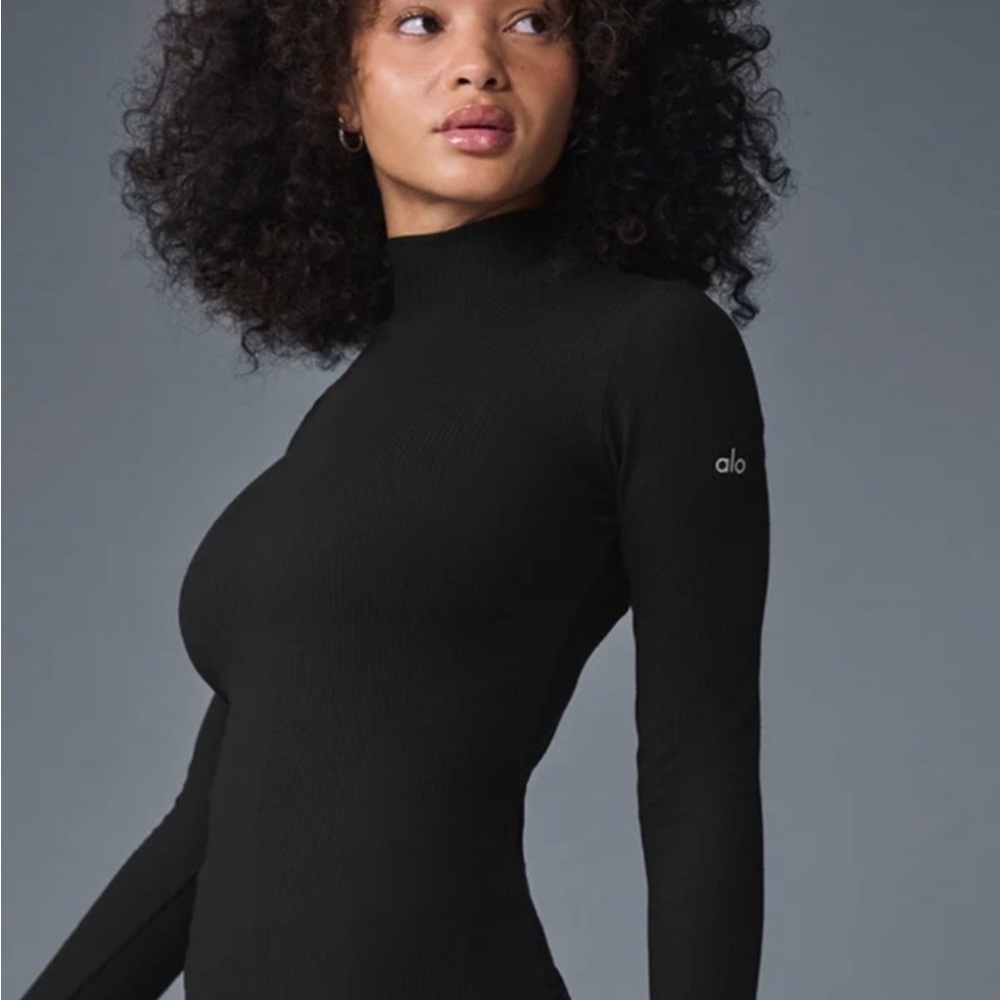 ALO Yoga Women's Classic Black Long Sleeve Tee